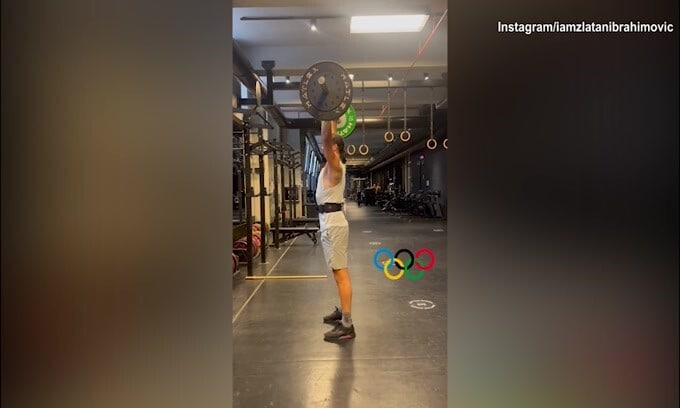 Ibra come Hulk: sollevamento pesi da campione