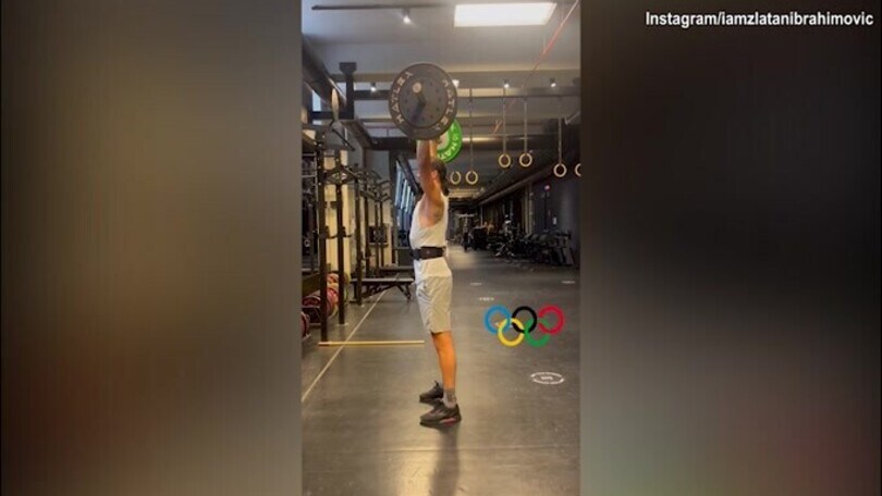 Ibra come Hulk: sollevamento pesi da campione