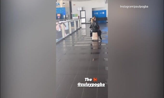 Pogba e la moglie, che risate in aeroporto