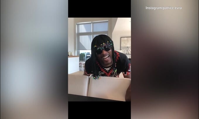 Inarrestabile Evra, canta come Stevie Wonder