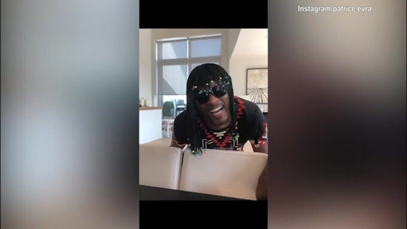 Inarrestabile Evra, canta come Stevie Wonder