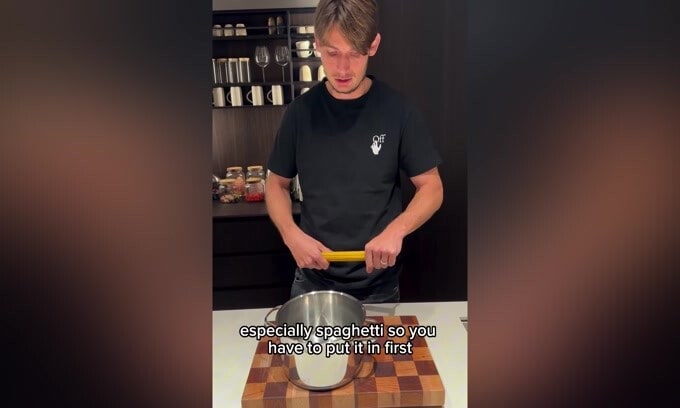 De Roon, ma che combini in cucina? L'olandese fa impazzire...