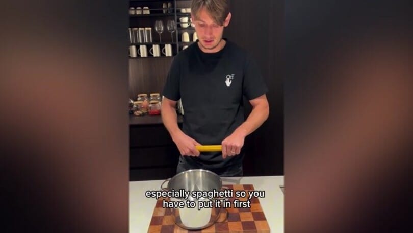 De Roon, ma che combini in cucina? L'olandese fa impazzire...