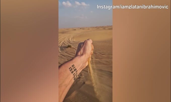 Ibra, altro messaggio social? Prende e lancia la sabbia nel deserto