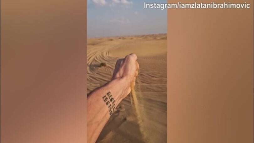 Ibra, altro messaggio social? Prende e lancia la sabbia nel deserto