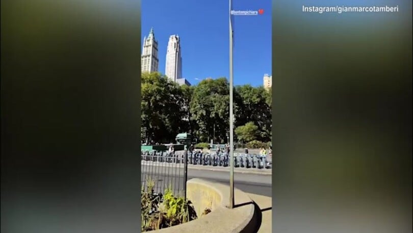 Tamberi, bacio romantico a New York