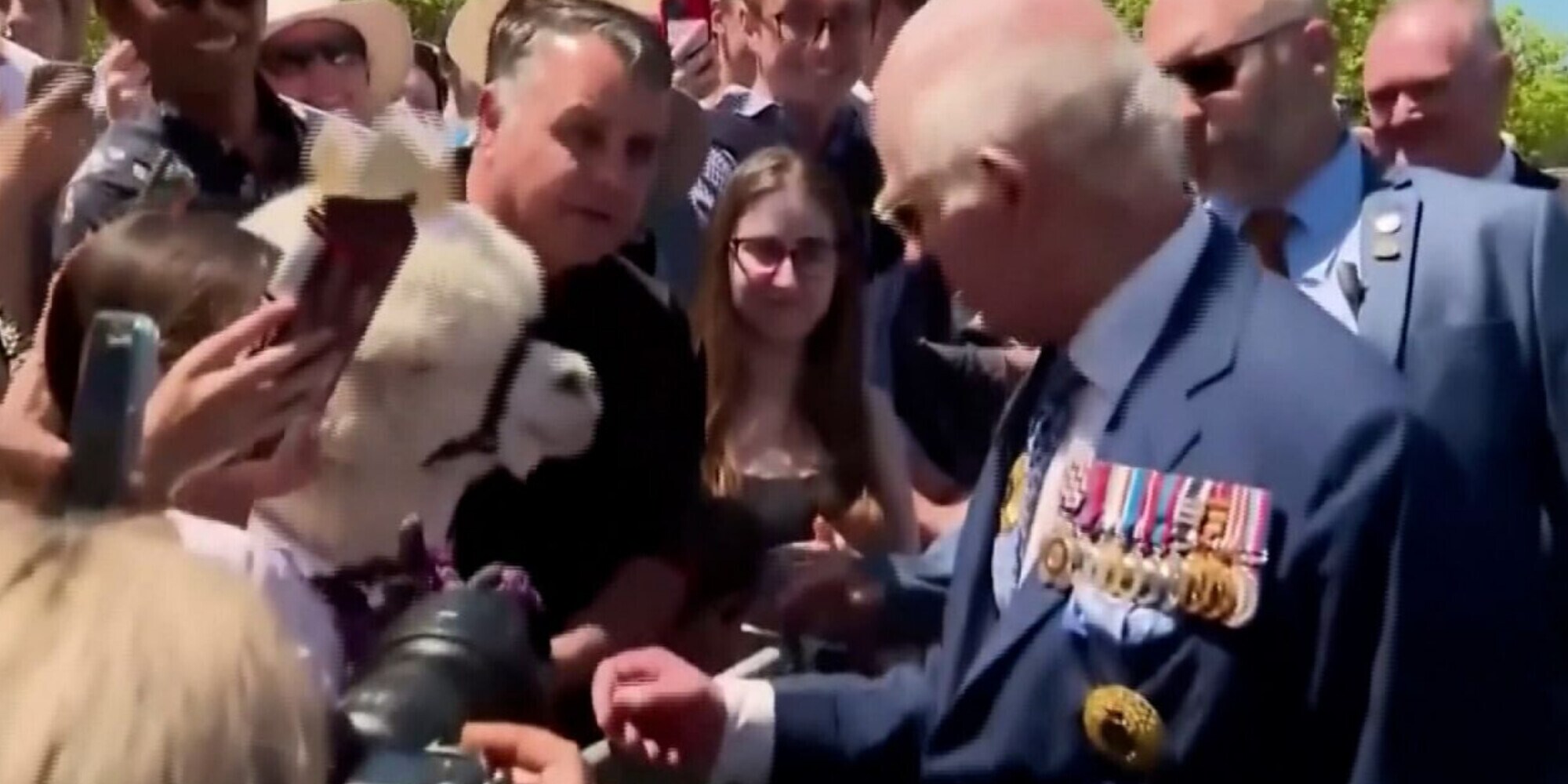 Un alpaca starnutisce su Re Carlo durante il viaggio in Australia