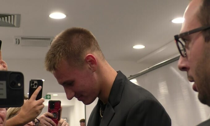 Milan, Camarda in mix zone tra sorrisi e autografi