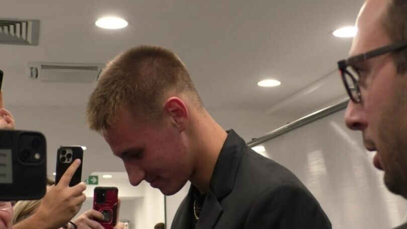 Milan, Camarda in mix zone tra sorrisi e autografi