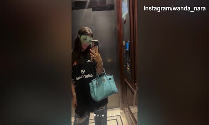 Wanda Nara mascherata, pronta per una notte da...paura