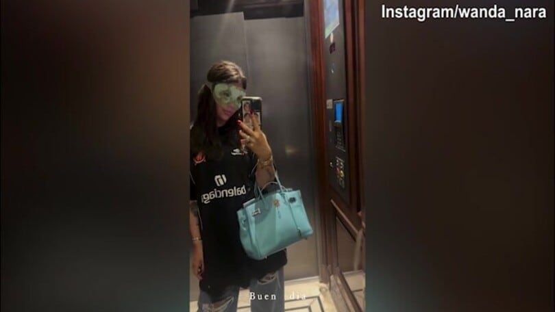 Wanda Nara mascherata, pronta per una notte da...paura