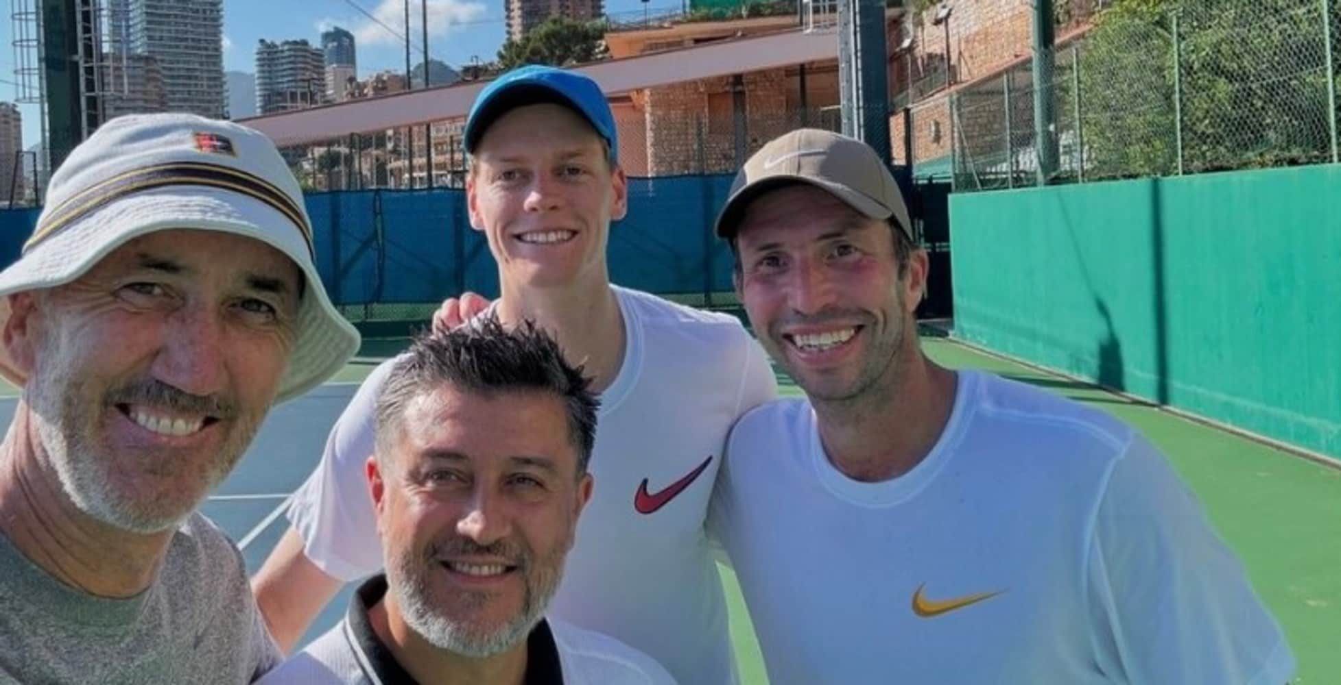 Sinner si allena a Montecarlo con l'ex tennista. Il precedente con... Mourinho