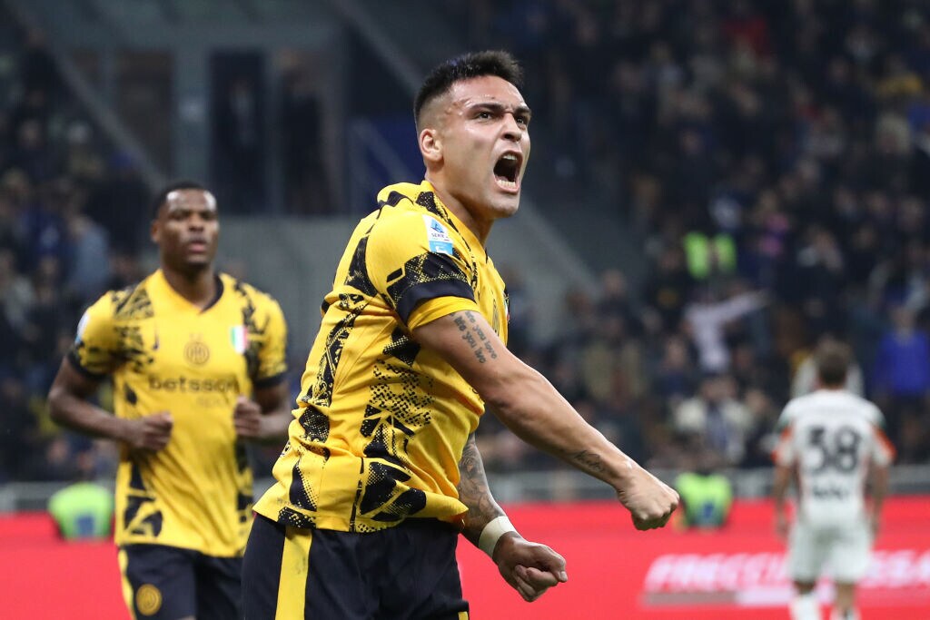 Inter, vittoria con brivido contro il Venezia. La Roma perde a Verona: Juric in bilico