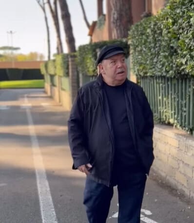 Lino Banfi con gli occhi lucidi davanti la villetta di Un medico in famiglia