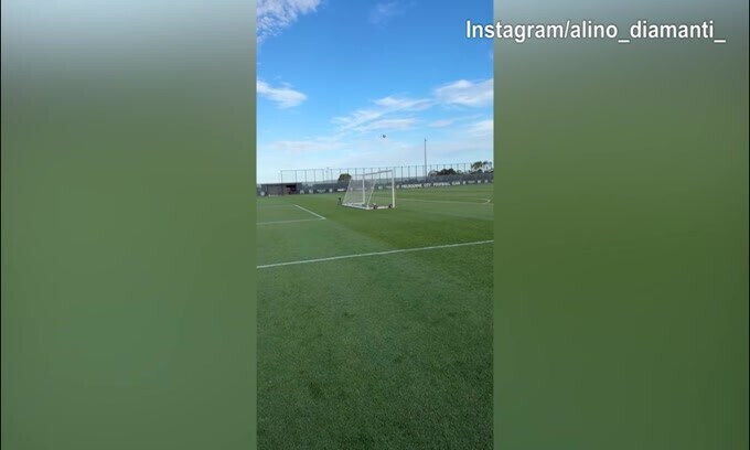 Diamanti, che colpo: traversa e gol..da dietro la porta