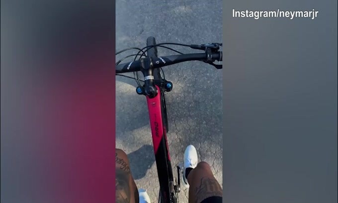 Neymar, lavoro in bici per rientrare dall'infortunio