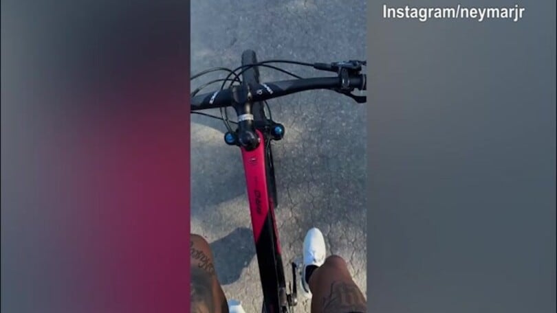Neymar, lavoro in bici per rientrare dall'infortunio