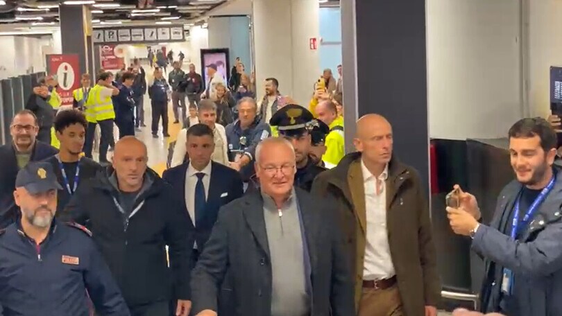 L'arrivo di Ranieri a Fiumicino: tifosi della Roma impazziti di gioia