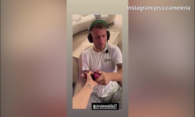 Jessica "disturba" Ciro, ma lui vuole solo...la playstation!