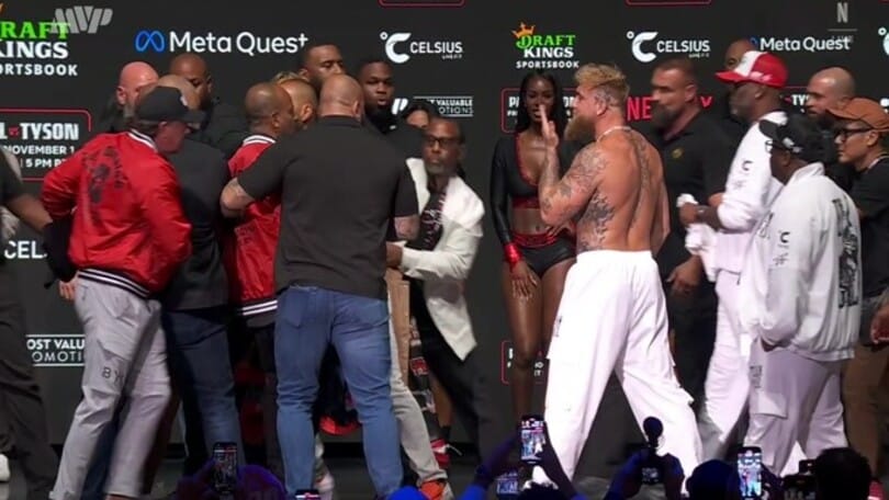 Tyson e lo schiaffo in faccia a Jake Paul durante la prova del peso: rissa sfiorata. Il video