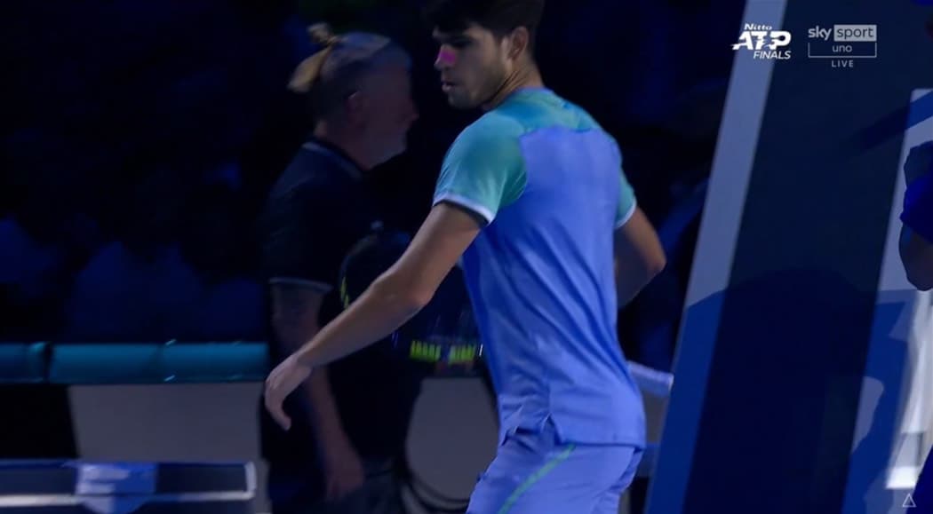 Alcaraz furioso dopo il primo set perso contro Zverev. Il tedesco se la ride