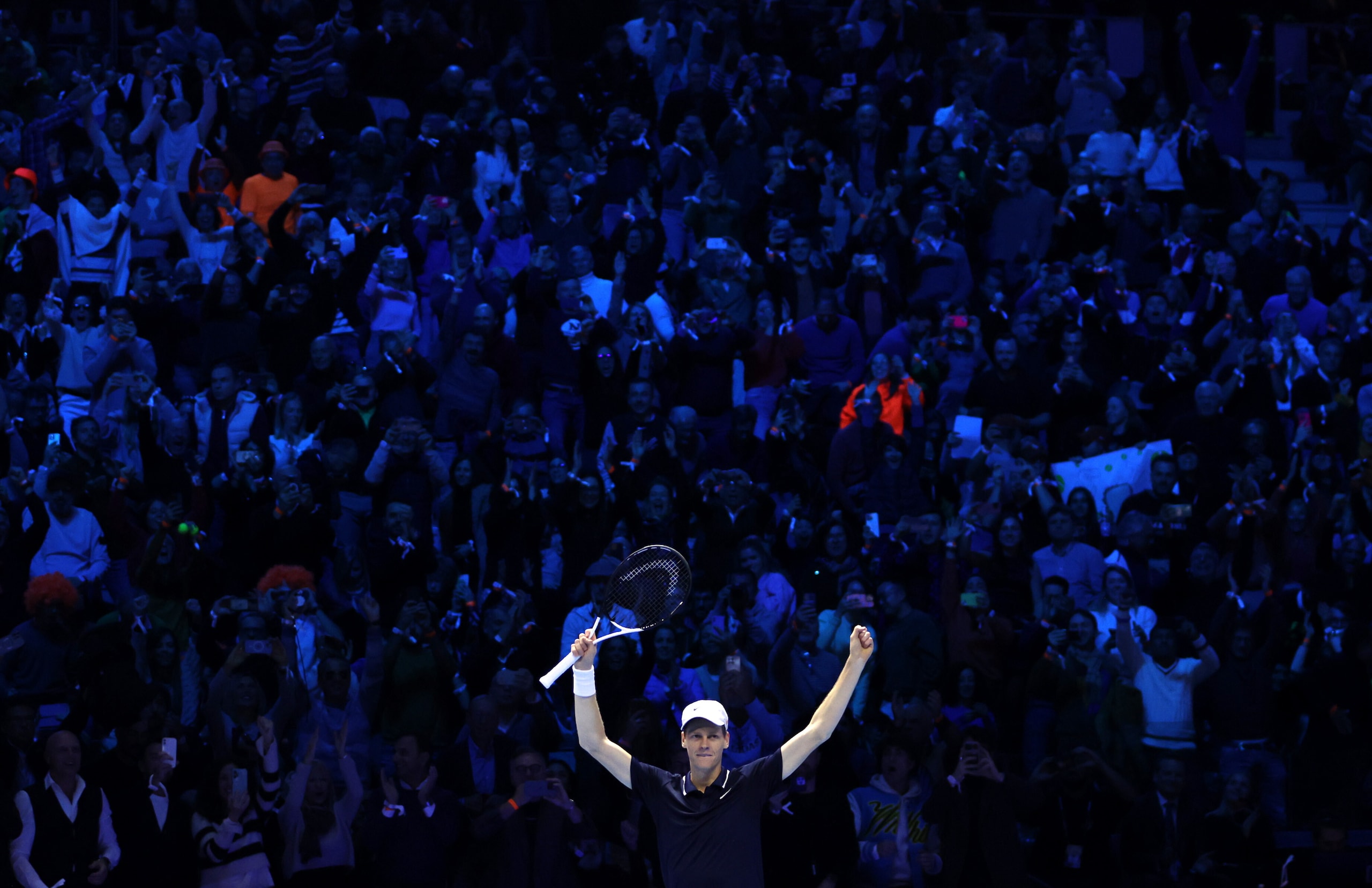 Sinner sul tetto del mondo: sue le Atp Finals di Torino. Gli azzurri perdono contro la Francia
