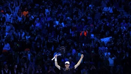 Sinner sul tetto del mondo: sue le Atp Finals di Torino. Gli azzurri perdono contro la Francia