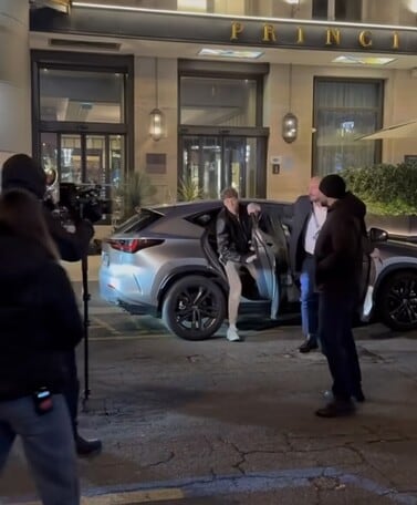 Sinner e il team, rientro in hotel da star