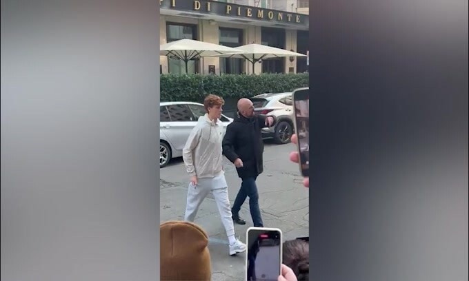 Sinner, selfie con i tifosi prima di partire per Malaga
