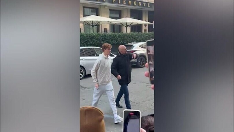 Sinner, selfie con i tifosi prima di partire per Malaga