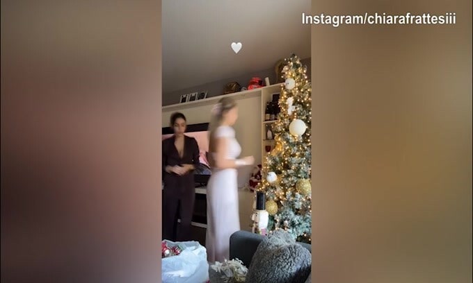 Natale si avvicina, Chiara Frattesi "costruisce" l'albero