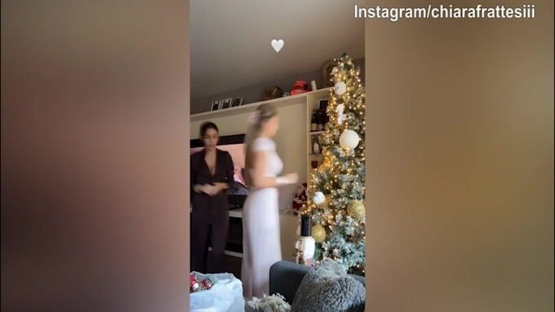 Natale si avvicina, Chiara Frattesi "costruisce" l'albero