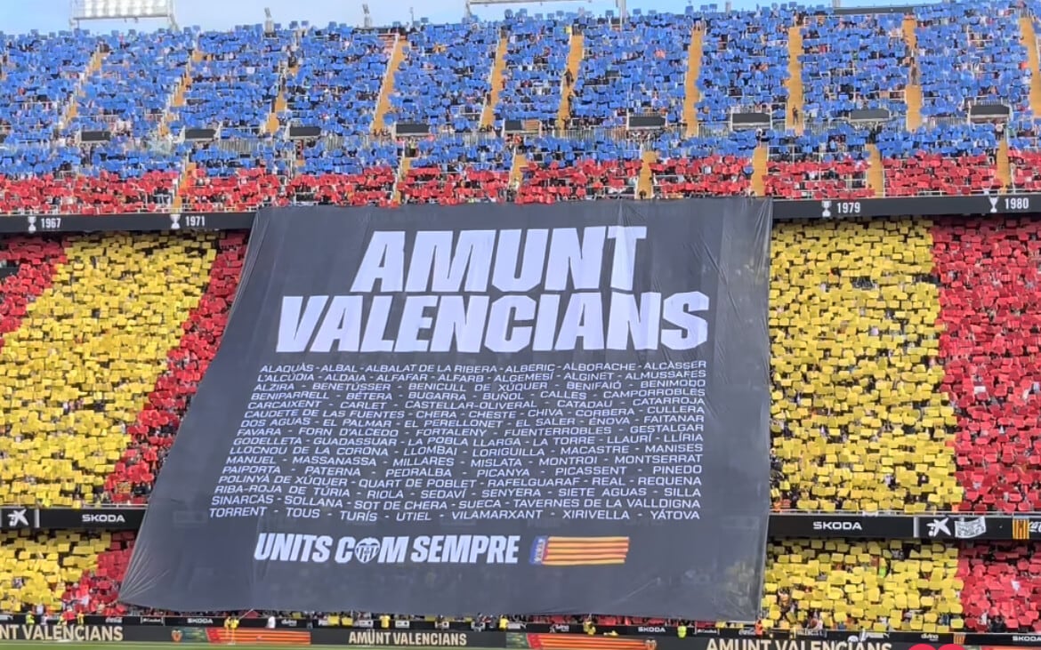 Valencia, l'emozionante coreografia del Mestalla per le vittime dell'alluvione