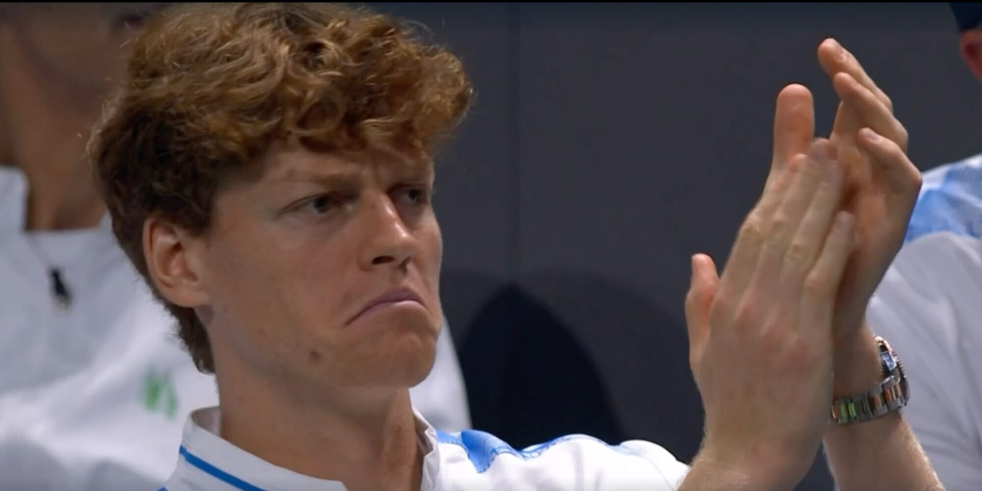 Berrettini vola contro l'Olanda, lo sguardo di Sinner in panchina dice tutto