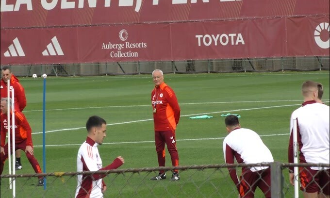 Koné sbaglia l’esercizio e Ranieri scherza: “Bonjour!”
