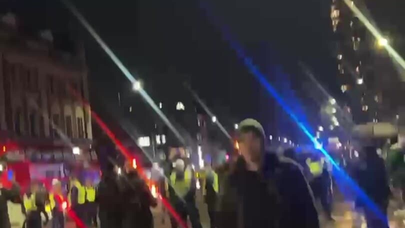 Roma, cori e canti dei tifosi a Londra