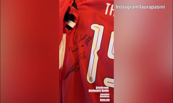 Laura Pausini impazzisce per il regalo del Milan!