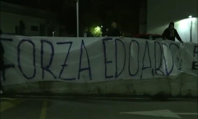 Lo striscione dei tifosi della Fiorentina per Edoardo Bove
