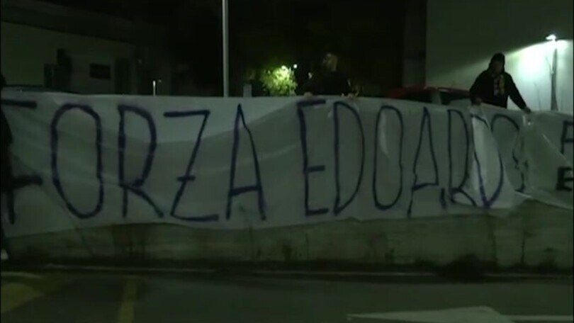 Lo striscione dei tifosi della Fiorentina per Edoardo Bove