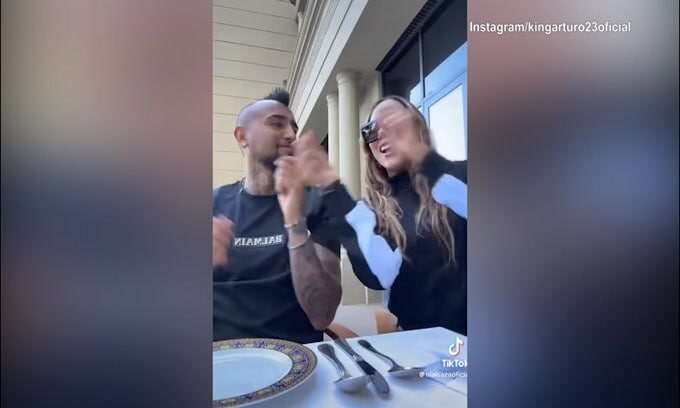 Vidal, il balletto  con la fidanzata diventa virale