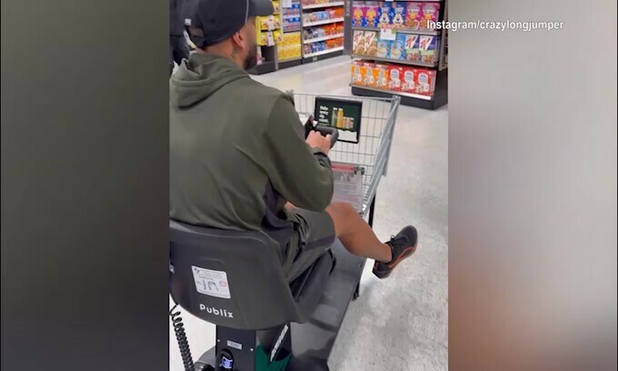 Jacobs che fai? Il video nel supermercato è esilarante