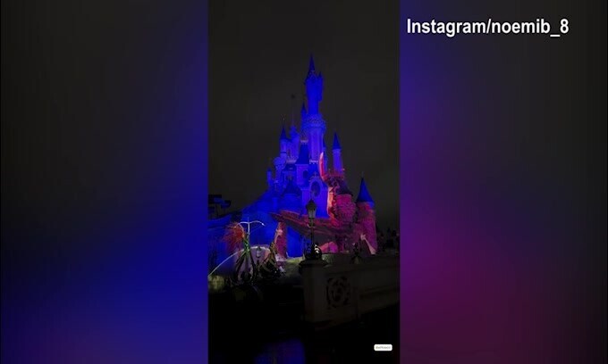 Noemi con la famiglia a Disneyland