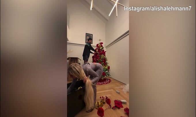 Douglas Luiz e Alisha Lehmann fanno l'albero di Natale.. a suon di baci