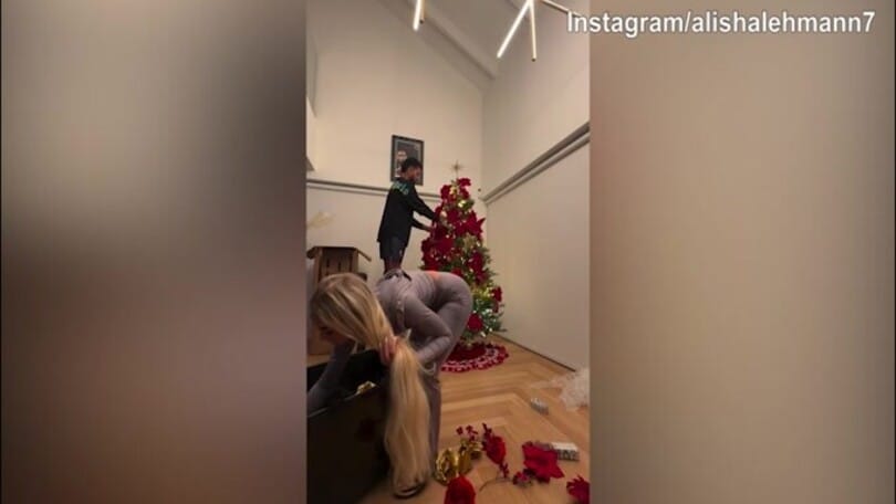 Douglas Luiz e Alisha Lehmann fanno l'albero di Natale.. a suon di baci