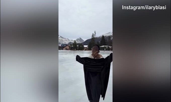 Ilary Blasi si gode la neve di Saint Moritz