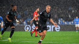 Lazio, notte magica al Maradona. Venezia e Como pareggiano 2-2