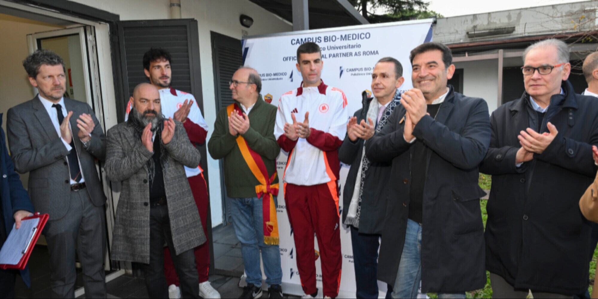 Roma, giornata di volontariato con Hummels e Mancini a Tor Tre Teste