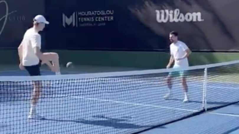 Sinner show, partita a calcio tennis a Dubai