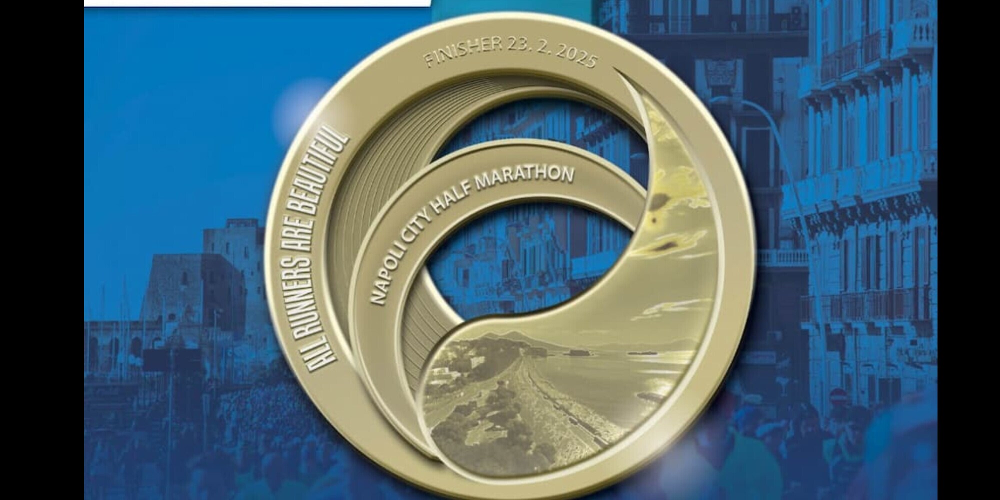 Napoli City Half Marathon, la medaglia è un pezzo d’arte dalle forme sinuose. Si corre domenica 23 febbraio 2025