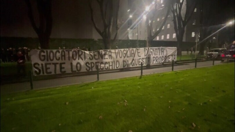 Milan, contestazione dei tifosi alla festa per i 125 anni